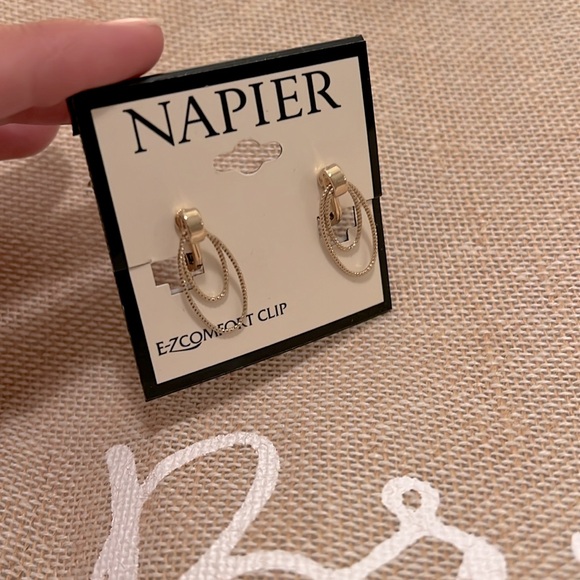 NWT Napier EZcomfort Clip On Earrings Gold - Picture 3 of 3